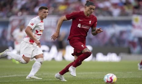 Pemain Liverpool Darwin Nunez mencetak gol ke-2 timnya saat pertandingan persahabatan antara Liverpool dan Leipzig, di Red Bull Arena di Leipzig, Jerman, Kamis, 21 Juli 2022. 