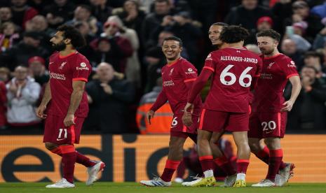 Pemain Liverpool Diogo Jota (kanan) merayakan dengan rekan setimnya setelah mencetak keunggulan 2-0 pada pertandingan sepak bola Liga Primer Inggris antara Liverpool dan Arsenal. Pelatih Liverpool Juergen Klopp puas dengan penampilan timnya.