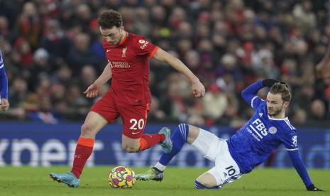 Penyerang Liverpool Diogo Jota (kiri) berebut bola dengan pemain Leicester James Maddison selama pertandingan sepak bola Liga Inggris antara Liverpool dan Leicester City di Stadion Anfield di Liverpool, Inggris, Kamis, 10 Februari 2022. Jota mencetak dua gol untuk mengantar Liverpool menang 2-0 di laga itu.