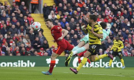 Pemain Liverpool Diogo Jota, kiri, mencetak gol pembuka timnya selama pertandingan sepak bola Liga Inggris antara Liverpool dan Watford di stadion Anfield di Liverpool, Inggris, Sabtu, 2 April 2022.