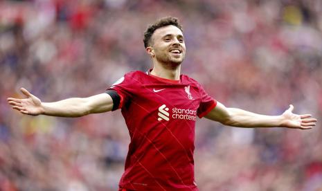 Pemain Liverpool Diogo Jota merayakan golnya dalam pertandingan sepak bola Liga Inggris antara Liverpool dan Burnley di Anfield, Liverpool, Inggris, Sabtu 21 Agustus 2021. 