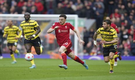 Pemain depan Liverpool, Diogo Jota (tengah). 