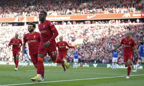 Pemain Liverpool Divock Origi berlari untuk merayakan dengan rekan setimnya setelah mencetak gol kedua timnya selama pertandingan sepak bola Liga Inggris antara Liverpool dan Everton di stadion Anfield di Liverpool, Inggris, Ahad, 24 April 2022. 