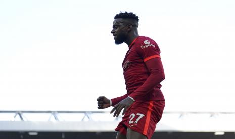 Pemain Liverpool Divock Origi merayakan setelah mencetak gol kedua timnya selama pertandingan sepak bola Liga Inggris antara Liverpool dan Everton di stadion Anfield di Liverpool, Inggris, Ahad, 24 April 2022