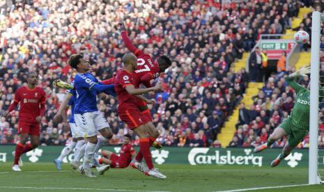 Pemain Liverpool Divock Origi, tengah, mencetak gol kedua timnya selama pertandingan sepak bola Liga Premier Inggris antara Liverpool dan Everton di stadion Anfield di Liverpool, Inggris, Ahad, 24 April 2022.