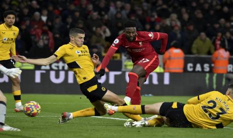 Pemain Liverpool Divock Origi (tengah) mencetak gol ke gawang Wolverhampton Wanderers dalam pertandingan Liga Primer Inggris Stadion Molineux di Wolverhampton, Inggris, Sabtu, 4 Desember 2021. Wolves takluk 0-1 dan pelatih Bruno Lage menilai timnya tak pantas kalah dari Liverpool.