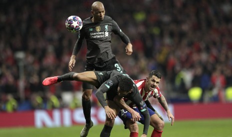 Pemain Liverpool Fabinho dan Joe Gomez melompat untuk melakukan sundulan dengan pemain Atletico Madrid, Vitolo  pada pertandingan pertama Liga Champions UEFA antara Atletico Madrid dan Liverpool FC di Wanda Metropolitano di Madrid, Spanyol, (18/2/2020).