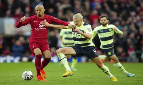 Pemain Liverpool Fabinho, kiri, berduel memperebutkan bola dengan pemain Manchester City Erling Haaland dalam pertandingan sepak bola Liga Inggris antara Liverpool dan Manchester City di stadion Anfield di Liverpool, Ahad, 16 Oktober 2022. 