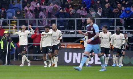 Pemain Liverpool Fabinho (kiri) merayakan setelah mencetak gol pembuka timnya selama pertandingan sepak bola Liga Inggris antara Burnley dan Liverpool di Turf Moor, di Burnley, Inggris, Ahad (13/2/2022).