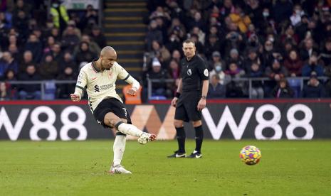 Pemain Liverpool Fabinho mencetak gol ketiga tim mereka dalam pertandingan dari titik penalti selama pertandingan sepak bola Liga Premier Inggris antara Crystal Palace dan Liverpool di Selhurst Park, London, Ahad (23/1/2022).