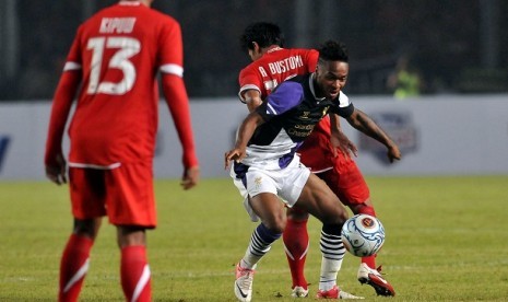 Pemain Liverpool FC, Raheem Sterling mencoba melewati pemain Indonesia XI saat laga persahabatan Indonesia XI vs Liverpool FC di Stadion Gelora Bung Karno, Senayan, Jakarta, Sabtu (20/7). 