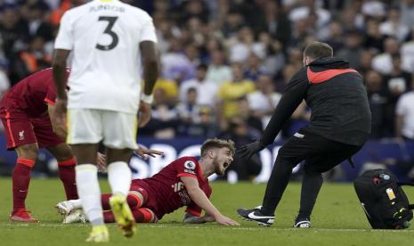 Pemain Liverpool Harvey Elliott (tengah) mengerang kesakitan dalam laga kontra Leeds United.