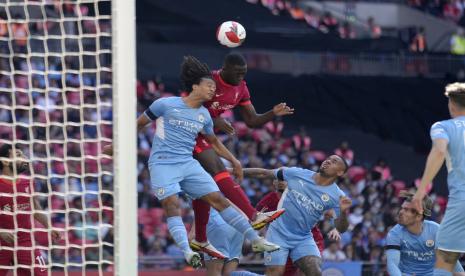 Pemain Liverpool Ibrahima Konate, tengah, menyundul bola untuk mencetak gol pembuka pada pertandingan sepak bola semifinal Piala FA Inggris antara Manchester City dan Liverpool di stadion Wembley di London, Sabtu, 16 April 2022.