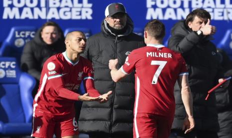 Juergen Klopp di antara Thiago Alcantara (kiri) dan James Milner (kanan) saat laga kontra Leicester City, Sabtu (13/2).