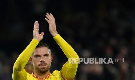  Pemain Liverpool Jordan Henderson memberikan tepuk tangan kepada pendukungnya di akhir pertandingan sepak bola Liga Inggris antara Brentford dan Liverpool di Brentford Community Stadium di London, Sabtu (25/9) malam WIB.