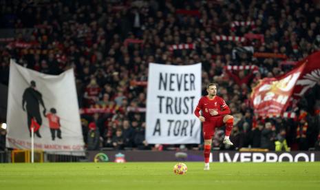 Pemain Liverpool Jordan Henderson mengontrol bola selama pertandingan sepak bola Liga Inggris antara Liverpool dan Newcastle United di stadion Anfield di Liverpool, Inggris, Kamis, 16 Desember 2021. 