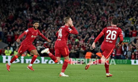  Pemain Liverpool Jordan Henderson, tengah, merayakan setelah mencetak gol ketiga timnya pada pertandingan sepak bola Grup B Liga Champions antara Liverpool dan AC Milan di Anfield, di Liverpool, Inggris, Kamis (16/9) dini hari WIB. 