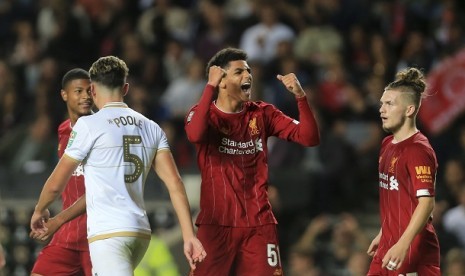 Pemain Liverpool Ki-Jana Hoever merayakan gol ke gawang MK Dons dalam pertandingan Piala Liga Inggris, Kamis (26/9) dini hari