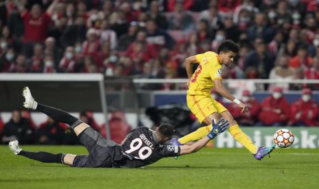 Pemain Liverpool Luis Diaz (kanan), mencetak gol ketiga timnya selama perempat final Liga Champions, leg pertama, pertandingan sepak bola antara Benfica dan Liverpool di stadion Luz di Lisbon, Selasa, 5 April 2022.