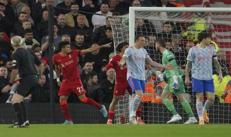 Pemain Liverpool Luis Diaz, kiri, merayakan setelah mencetak gol pembuka timnya selama pertandingan sepak bola Liga Premier Inggris antara Liverpool dan Manchester United di stadion Anfield di Liverpool, Inggris, Selasa, 19 April 2022.