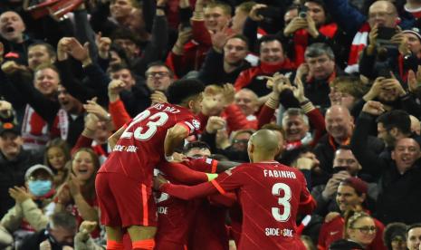 Pemain Liverpool melakukan selebrasi usai menjebol gawang Villarreal di leg pertama babak semifinal Liga Champions di Stadion Anfield, Liverpool, pada Rabu (27/4/2022).