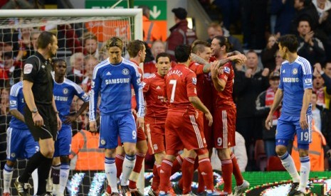  Pemain Liverpool merayakan gol Daniel Agger, ketiga dari kanan, ke gawang Chelsea pada pertandingan Liga Inggris yang berlangsung di Anfield Stadium, Liverpool, Inggris, Selasa (8/5).