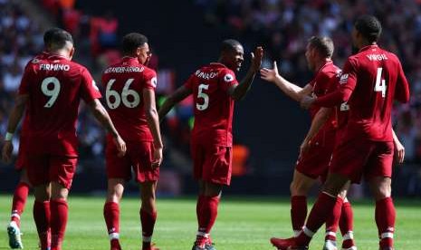 Pemain Liverpool merayakan gol Georginio Wijnaldum (tengah) ke gawang Tottenham Hotspur pada laga Liga Primer Inggris di Stadion Wembley, Sabtu (15/9).