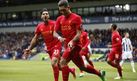 Pemain Liverpool merayakan gol kemenangan atas WBA di lanjutan Liga Primer, Ahad (16/4).