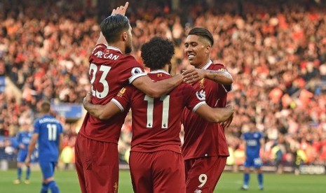 Pemain Liverpool merayakan kemenangan atas Leicester City 3-2 pada lanjutan Liga Primer di Stadion King Power, Sabtu (23/9).