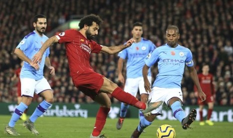 Pemain Liverpool Mohamed Salah berduel dengan pemain Manchester City Fernadinho dalam pertandingan di Stadion Anfield, Ahad (10/11) WIB.