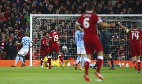 Pemain Liverpool Mohamed Salah, kedua dari kiri, setelah mencetak gol saat melawan Manchester City, di lapangan Anfield, Liverpool, Inggris, (5/4).