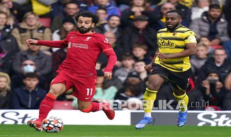  Pemain Liverpool Mohamed Salah, kiri, dan pemain Watford Danny Rose berebut bola dalam pertandingan sepak bola Liga Inggris antara Watford dan Liverpool di Vicarage Road, Watford, Inggris,  Sabtu (16/10).