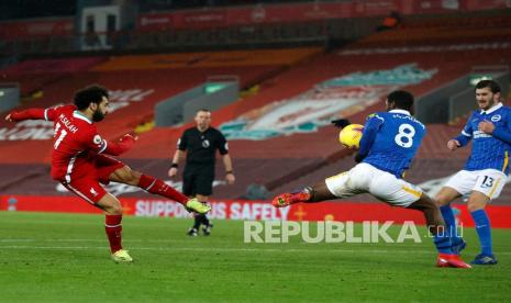  Pemain Liverpool Mohamed Salah (kiri) menembak bola pada pertandingan sepak bola Liga Utama Inggris antara Liverpool FC dan Brighton Hove Albion di Liverpool, Kamis (4/2) dini hari WIB.