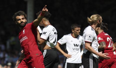  Pemain Liverpool Mohamed Salah (kiri)  merayakan setelah mencetak gol selama pertandingan sepak bola Liga Inggris antara Fulham dan Liverpool di stadion Craven Cottage di London, Sabtu, 6 Agustus 2022.