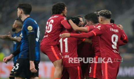  Pemain Liverpool Mohamed Salah melakukan selebrasi bersama rekan setimnya setelah mencetak gol kedua timnya pada pertandingan leg pertama babak 16 besar Liga Champions antara Inter Milan dan Liverpool di stadion San Siro di Milan, Italia, Kamis (17/2/2022) dini hari WIB. 