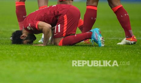  Pemain Liverpool Mohamed Salah melakukan sujud syukur usai mencetak gol kedua timnya pada pertandingan leg pertama babak 16 besar Liga Champions antara Inter Milan dan Liverpool di stadion San Siro di Milan, Italia, Kamis (17/2/2022) dini hari WIB. 