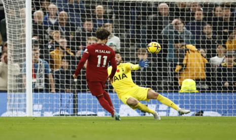 Pemain Liverpool Mohamed Salah mencetak gol kedua timnya saat pertandingan sepak bola Liga Inggris antara Tottenham Hotspur dan Liverpool di Stadion Tottenham Hotspur, di London, Senin (7/11/2022).