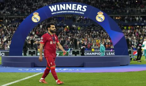 Pemain Liverpool Mohamed Salah mengenakan medali tempat kedua berjalan melewati podium pemenang setelah pertandingan sepak bola final Liga Champions antara Liverpool dan Real Madrid di Stade de France di Saint Denis dekat Paris, Sabtu, 28 Mei 2022. Real Madrid mengalahkan Liverpool 1-0 .