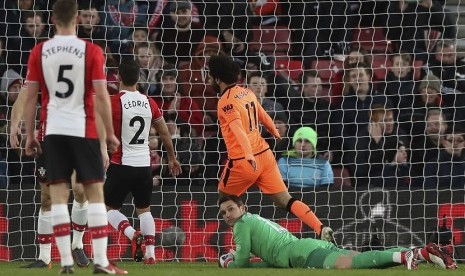 Pemain Liverpool, Mohamed Salah menyarangkan bola ke gawang Southampton dalam pertandingan yang digelar di St Mary's Stadium, Southampton, Ahad (11/2) waktu setempat 