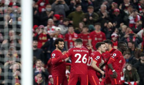 Pemain Liverpool Mohamed Salah merayakan dengan rekan setimnya setelah mencetak gol kedua timnya selama pertandingan sepak bola Liga Primer Inggris antara Liverpool dan Newcastle United di Stadion Anfield di Liverpool, Inggris, Kamis, 16 Desember 2021. Liverpool unggul 3-1 di laga itu.