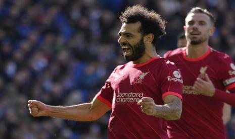 Pemain Liverpool Mohamed Salah merayakan setelah mencetak gol kedua timnya melalui tendangan penalti selama pertandingan sepak bola Liga Premier Inggris antara Brighton and Hove Albion dan Liverpool di stadion Amex di Brighton, Inggris, Sabtu, 12 Maret 2022.