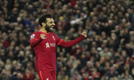 Striker  Liverpool Mohamed Salah merayakan setelah mencetak gol keempat timnya selama pertandingan sepak bola Liga Primer Inggris antara Liverpool dan Manchester United di Stadion Anfield di Liverpool, Inggris, Selasa, 19 April 2022.