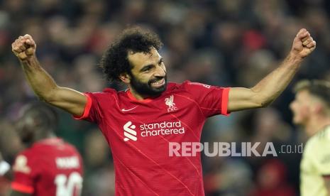  Pemain Liverpool Mohamed Salah merayakan setelah mencetak gol ketiga timnya pada pertandingan sepak bola Liga Inggris antara Liverpool dan Arsenal di Stadion Anfield, Liverpool, Inggris, Ahad (21/11) dini hari WIB.