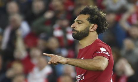  Pemain Liverpool Mohamed Salah merayakan setelah mencetak gol kedua timnya dari tendangan penalti selama pertandingan sepak bola Grup A Liga Champions antara Liverpool dan Rangers di stadion Anfield di Liverpool, Inggris,  Rabu (5/10/2022) dini hari WIB.