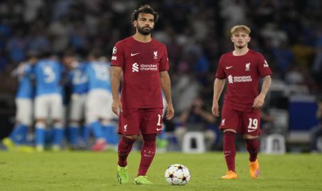  Pemain Liverpool Mohamed Salah (tengah) bereaksi setelah timnya gagal mencetak gol keempat selama pertandingan grup A Liga Champions antara Napoli dan Liverpool di stadion Diego Armando Maradona di Naples, Italia, Kamis (8/9) dini hari WIB.