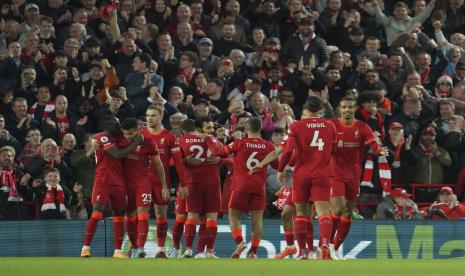 Para pemain Liverpool merayakan gol ke gawang lawan.