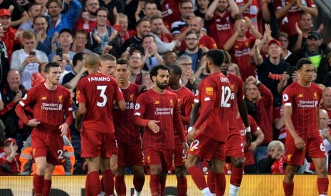  Pemain Liverpool, Mohamed Salah (tengah), merayakan golnya bersama rekan setim saat menghadapi Norwich City di laga pembuka Liga Primer Inggris di Stadion Anfield, Liverpool, Inggris, Jumat (9/8). 