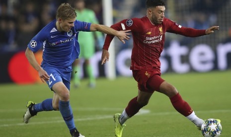 Pemain Liverpool Oxlade-Chamberlain dalam pertandingan melawan Genk di Liga Champions, Kamis (24/10) dini hari WIB.