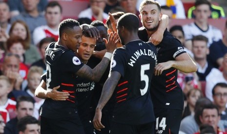 Pemain Liverpool Philippe Coutinho merayakan gol bersama rekan-rekannya usai membobol gawang Arsenal di Emirates Stadium, Ahad (14/8)