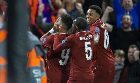 Pemain Liverpool, Roberto Firmino (kiri), bersama rekan setimnya merayakan gol ke gawang Paris Saint Germain. Gol pada menit pertama perpanjangan waktu itu memastikan Liverpool menang 3-2 pada laga pembuka Grup C LIga Champions di Stadion Anfield, Rabu (19/9) dini hari WIB.